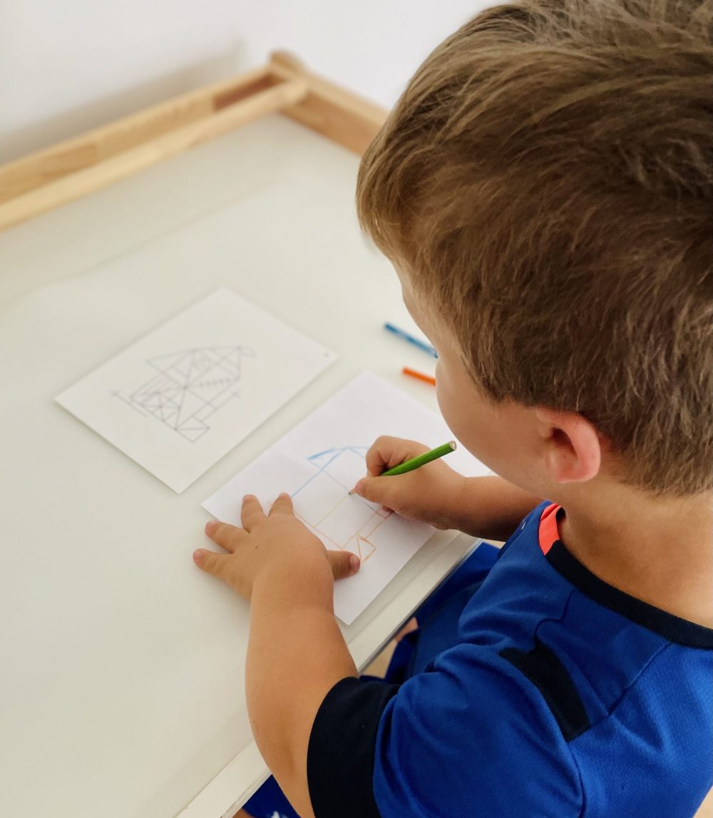 Enfant réalisant une épreuve graphique de bilan